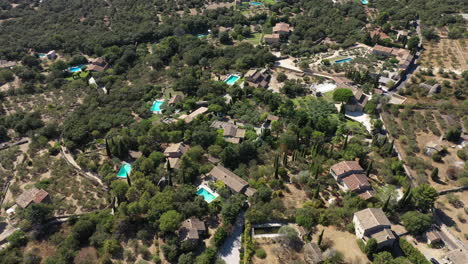 Gordes-luxury-houses-residential-area-swimming-pools-aerial-shot-France
